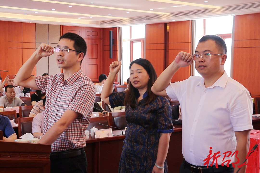 事项,依照宪法规定,李泽成,黄必杰,尹朝霞三名同志公开进行宪法宣誓