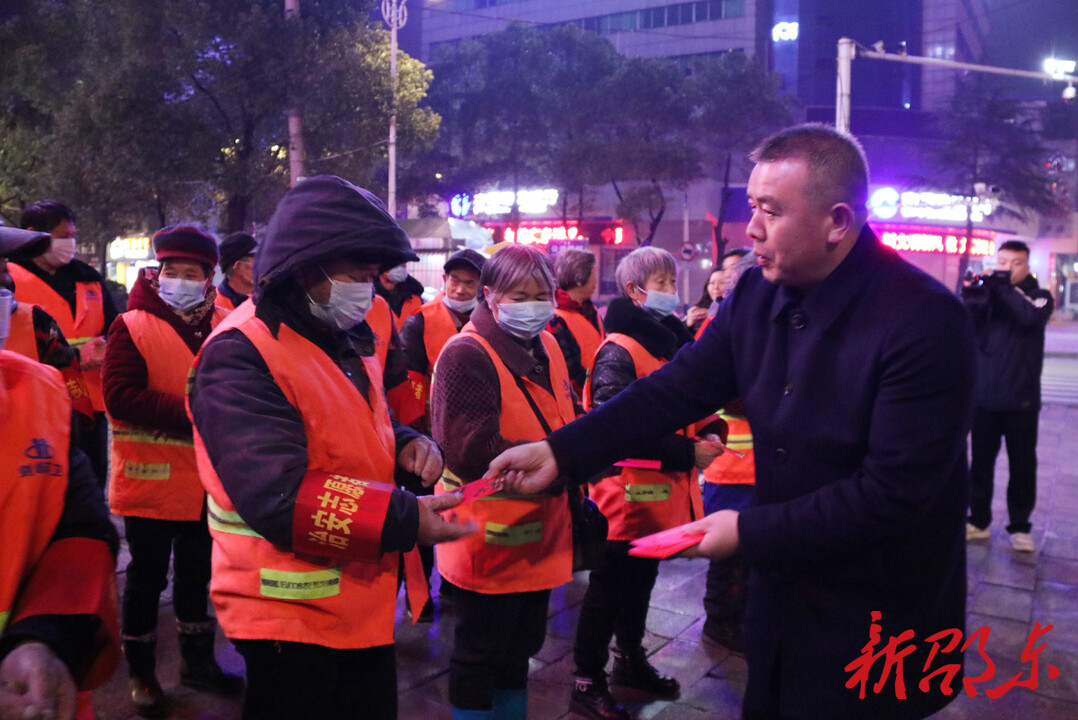彭丁峰除夕夜看望慰问坚守一线的环卫工人