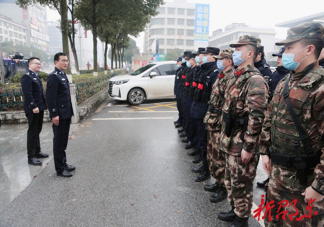大年初一  夏立坤带队督导春节“四保”工作并慰问一线民辅警