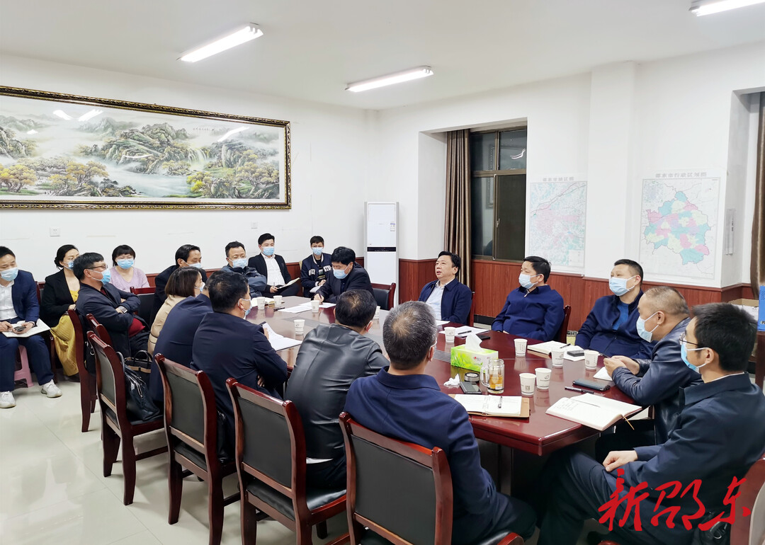 周玉凡在主持召开疫情防控紧急会议时强调：全市各级各部门要压实责任，严格落实相关疫情防控措施，坚决筑牢疫情防线