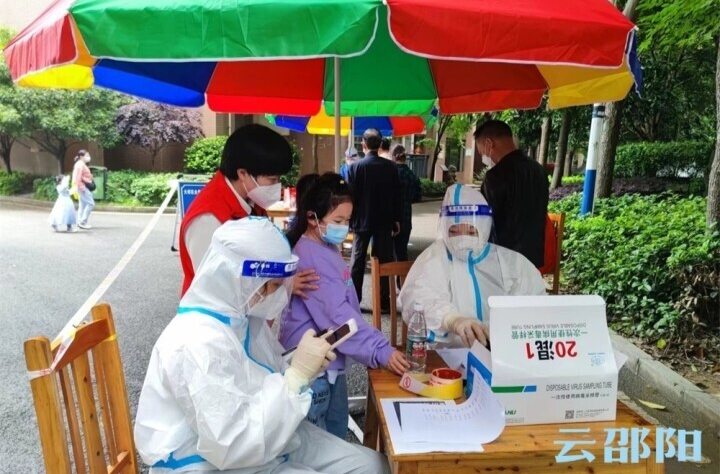 “你守护我，我温暖你”——小朋友自发给“大白”送水和水果