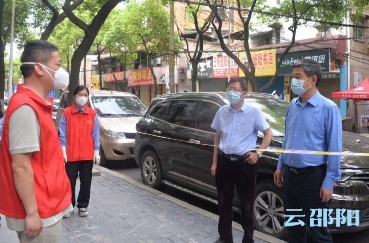 严华在市城区督导检查疫情防控工作：全力巩固拓展疫情防控成果