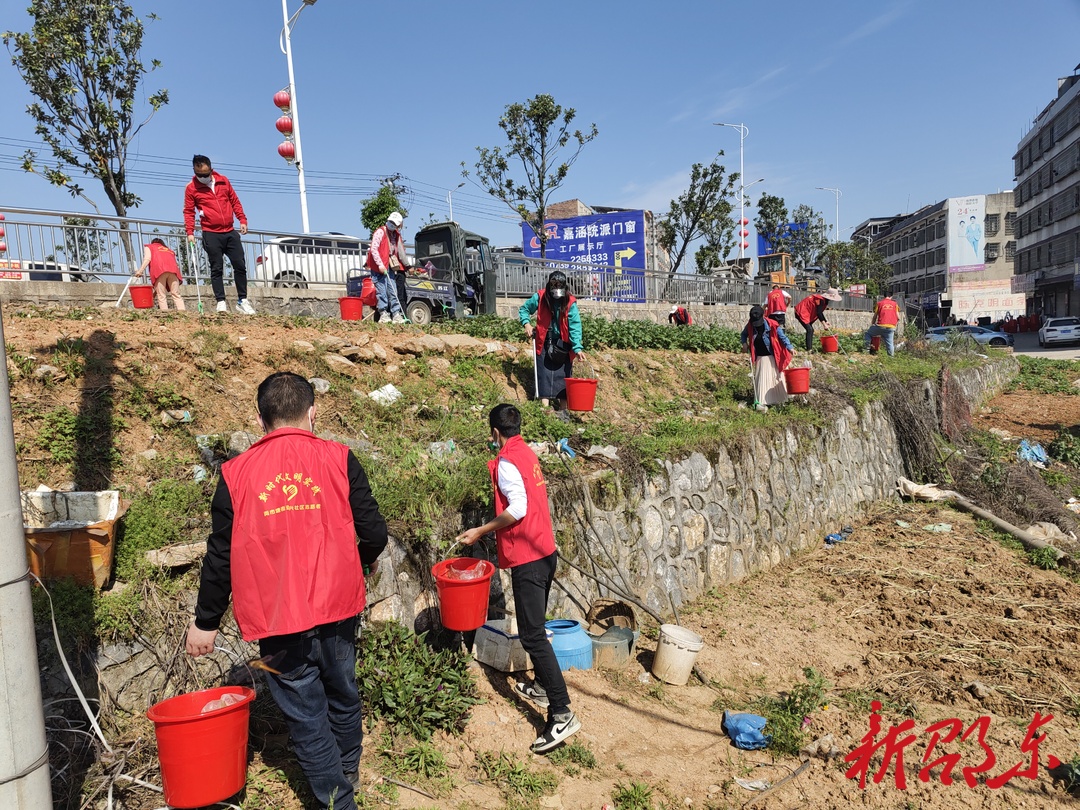 邵东：三兴社区开展河道清理整治活动