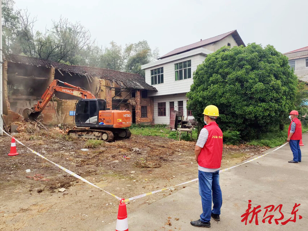 邵东两市塘街道九江村集中拆除老旧危房