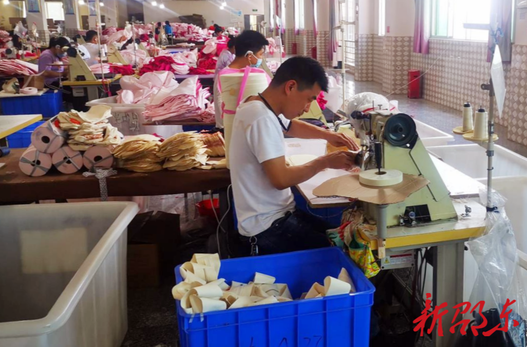 小改动大功效 邵东研究院助力箱包产业自动化改造