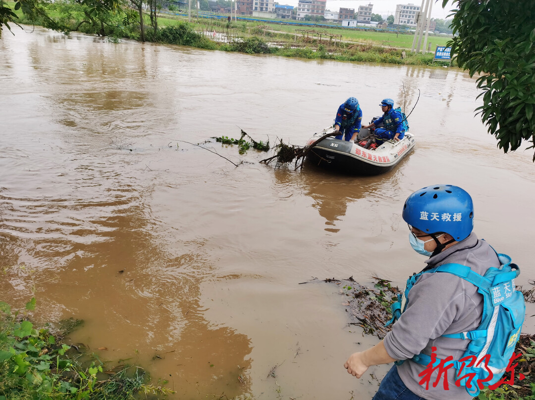 邵东市蓝天救援队：清除河道障碍 保障行洪畅通