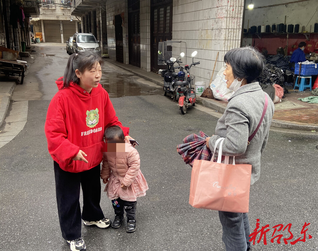 爱心阿姨助走失女孩找到家人