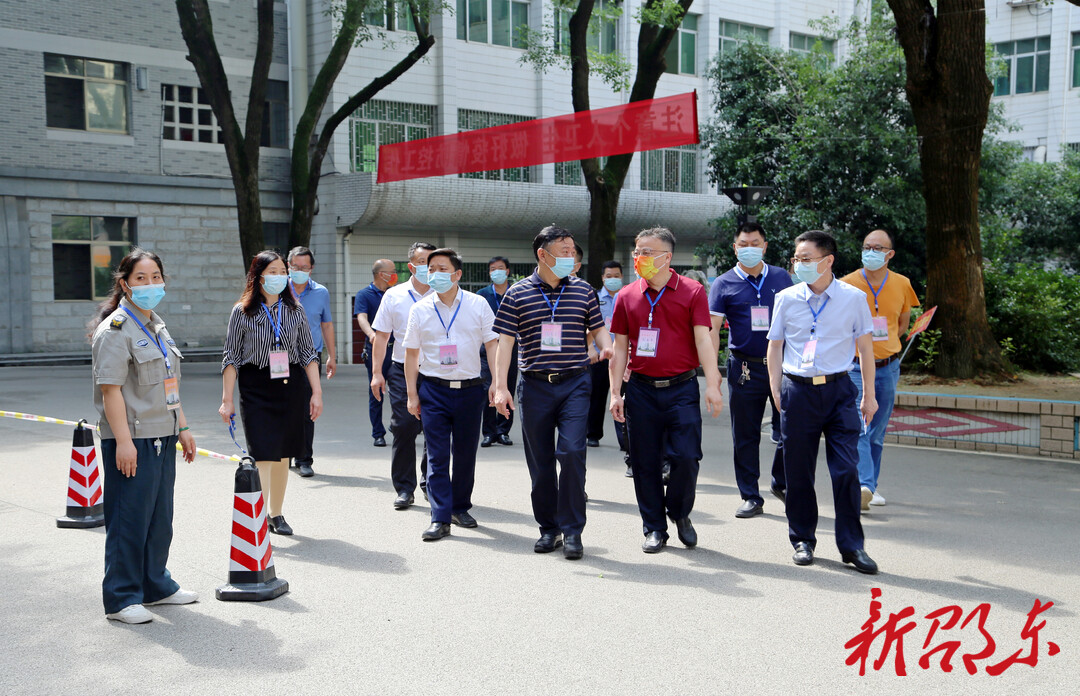 高考首日 周玉凡带队到考点巡考