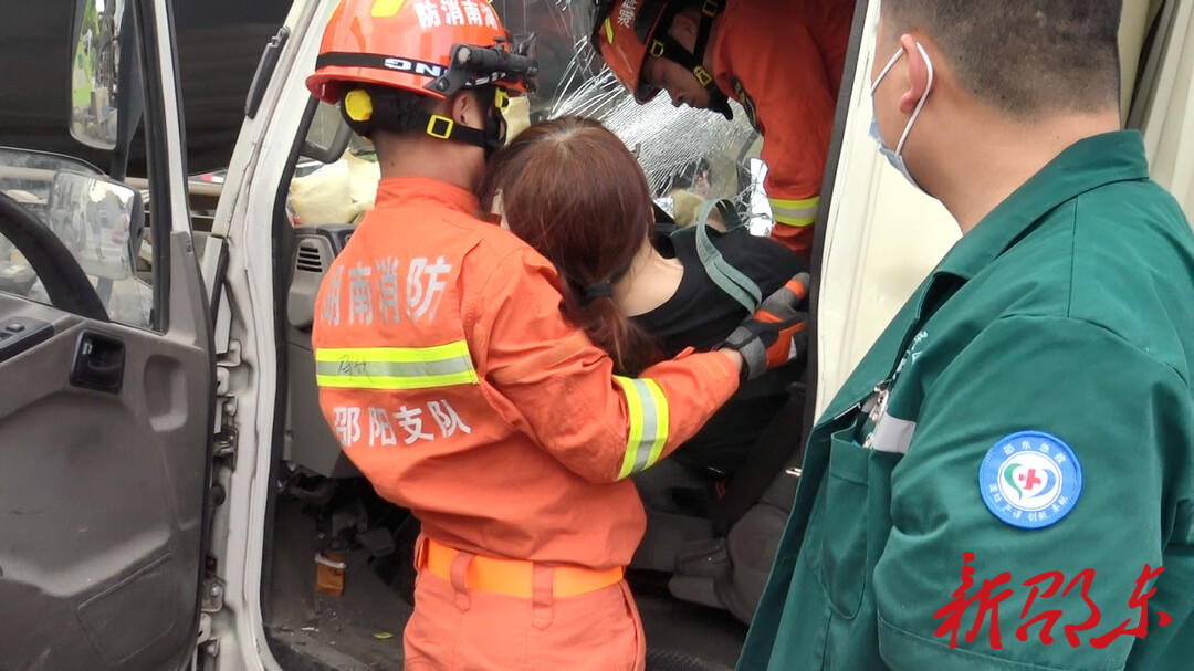 两车追尾一人被困驾驶室  消防紧急救援