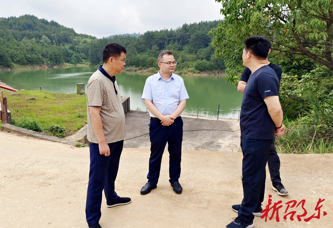 陈业华到仙槎桥镇督导防汛、防溺水工作并开展巡河