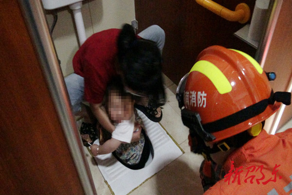 幼童脚卡高速厕所 消防紧急救援
