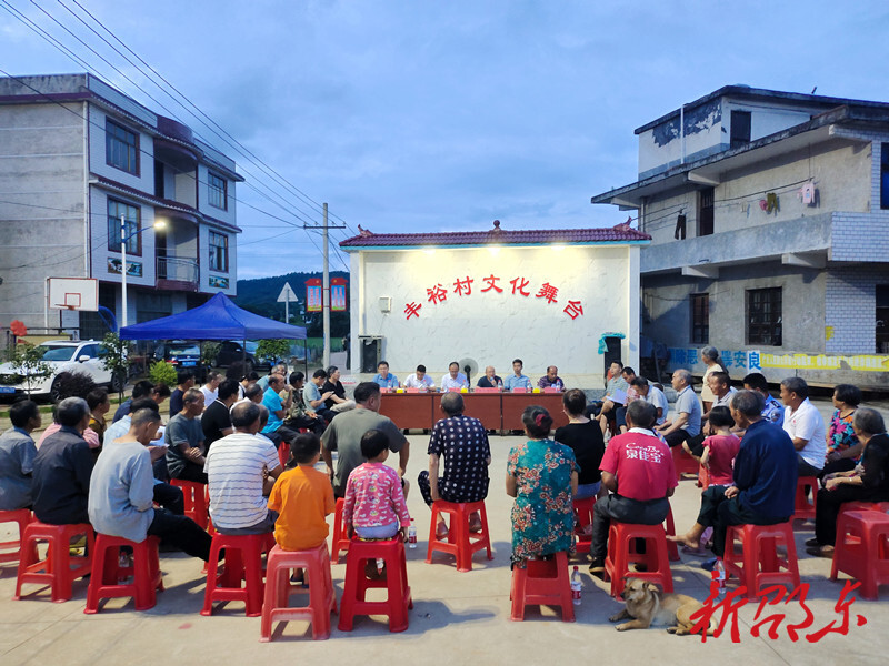 协商办到屋门口   罗健康到火厂坪镇丰裕村夜话“美丽乡村”