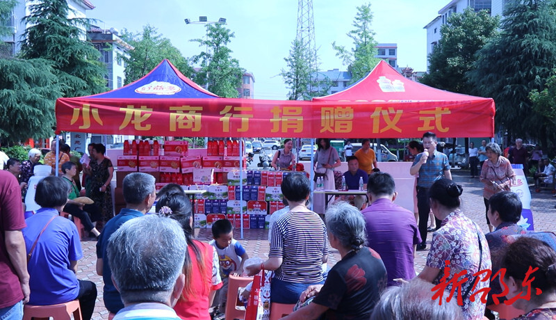 邵东爱心企业为新辉社区困难群众捐赠牛奶