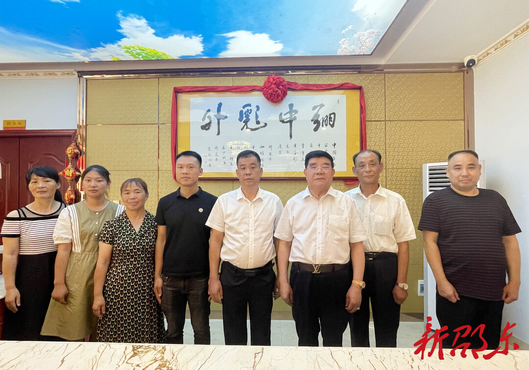 千子村赠送牌匾致谢爱心企业家