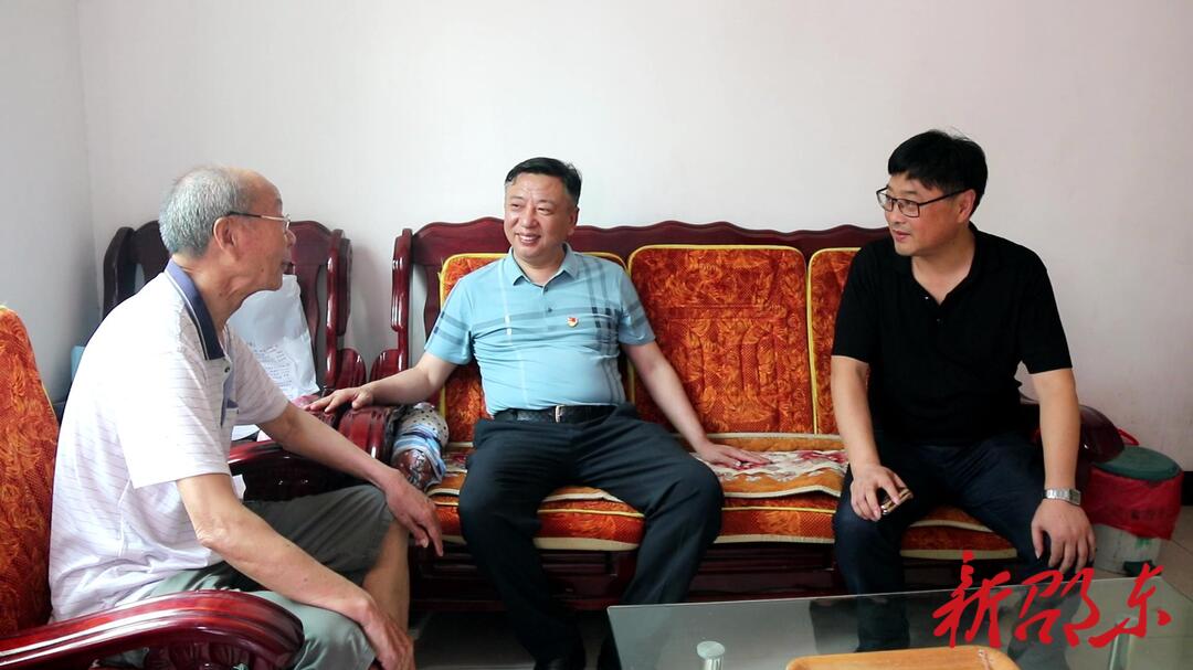 周玉凡走访慰问老党员