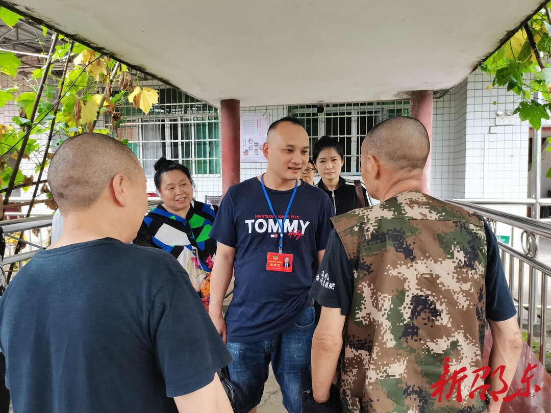 邵东：政协委员献爱心