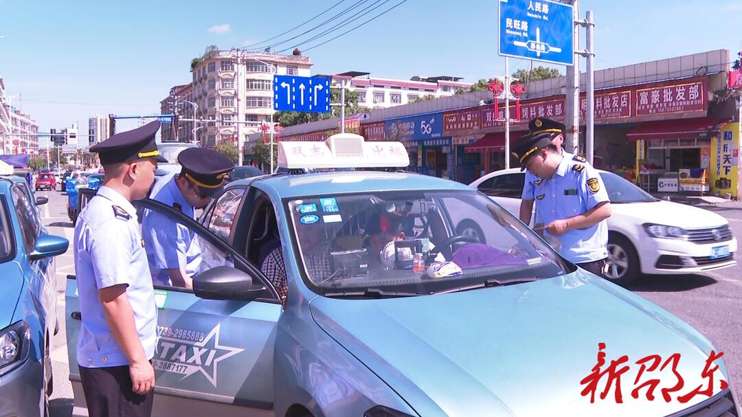 烈日下的站岗人：交通人的坚守