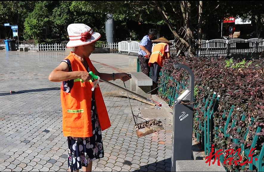 高温下的坚守  环卫工用汗水守护城市美丽