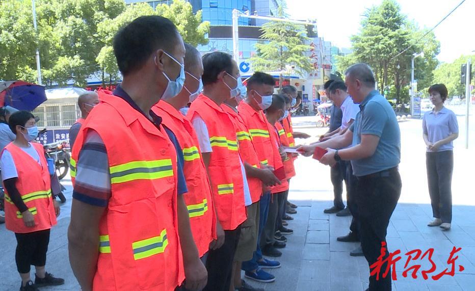 黄负平带队看望慰问环卫工人