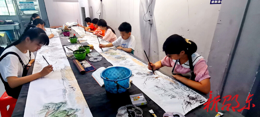 邵东十名小朋友共绘十米长卷 喜迎党的二十大