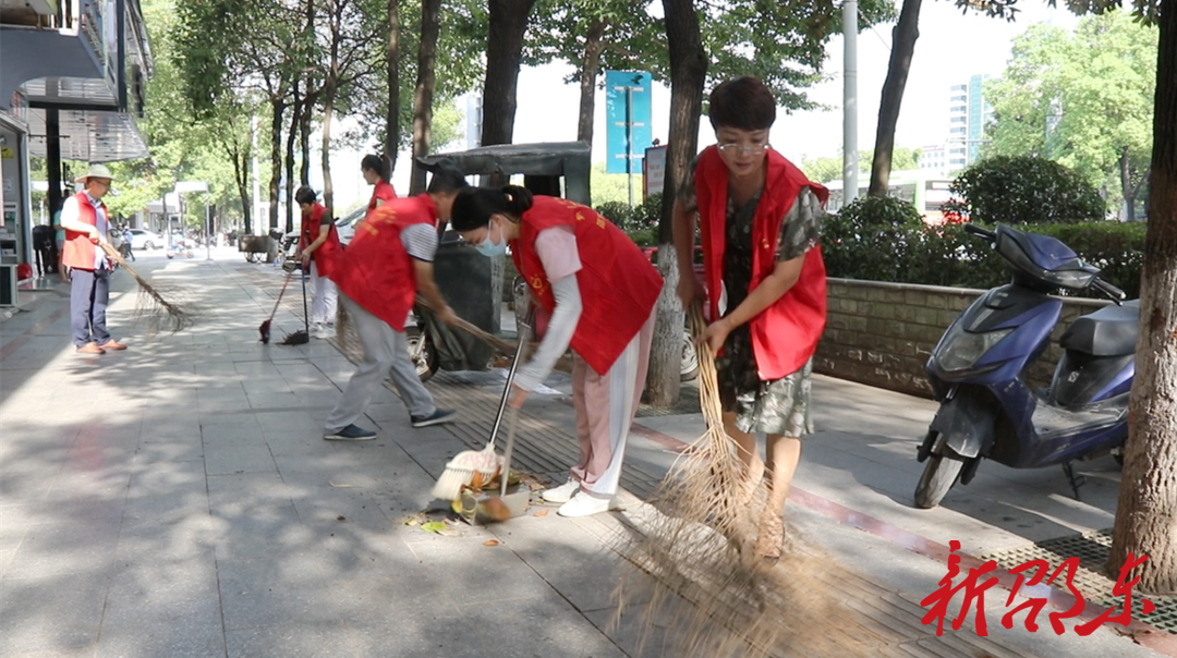 市委宣传部组织开展城区义务清扫活动