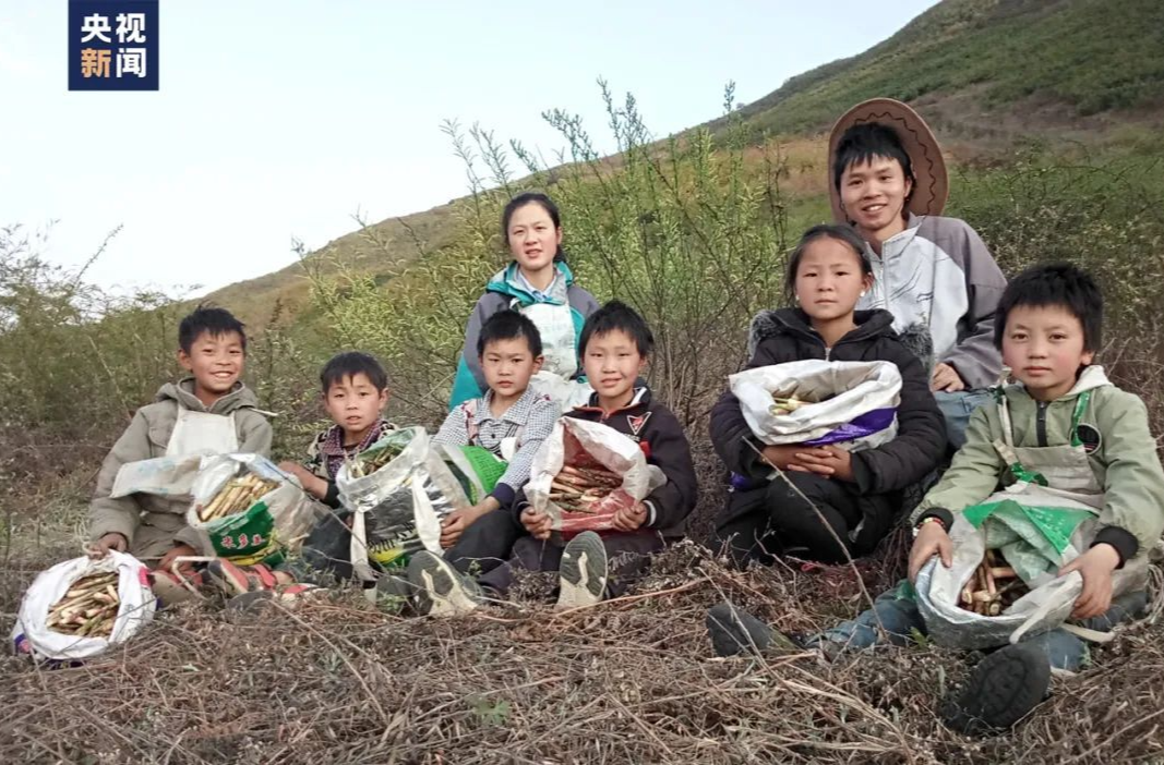 支教11年的老师回家了，孩子们哭成泪人