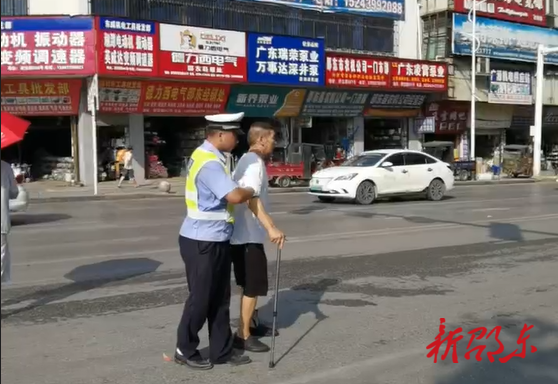 【身边的文明】邵东交警搀扶盲人过马路