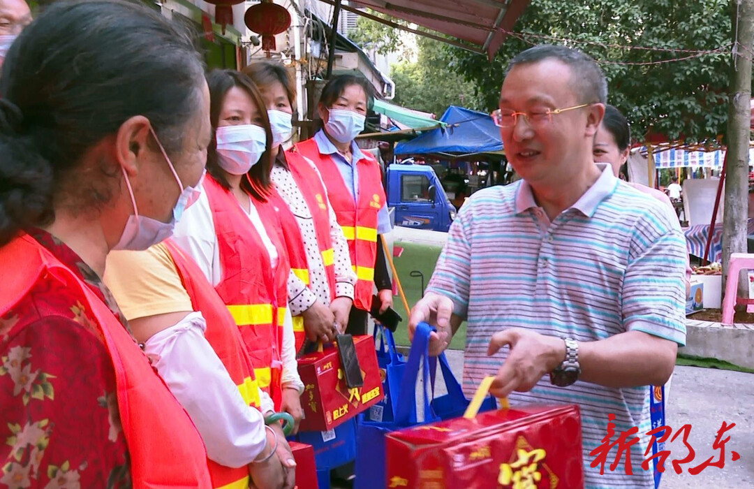 曾铁钧带队开展“夏送清凉”慰问活动