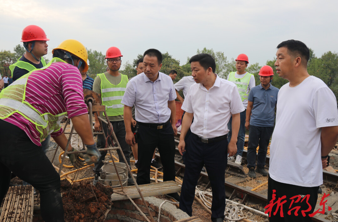 李国军调度牛马司铁路桥改造项目建设进度和安全生产工作
