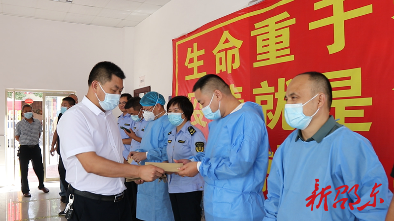 李佑军到各健康服务站慰问疫情防控一线工作人员