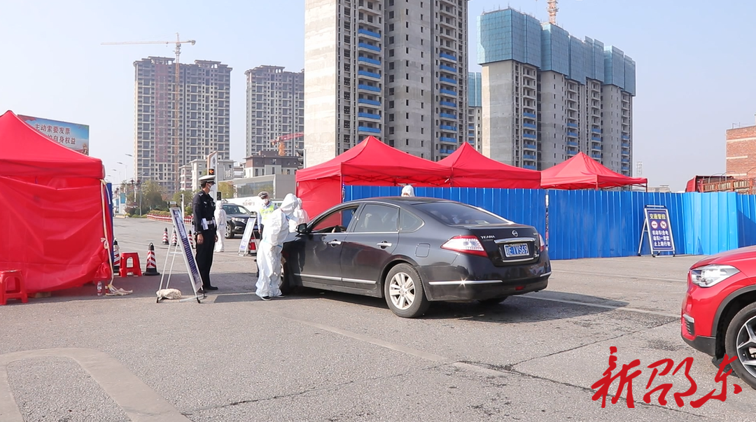 企业志愿者：坚守防疫最前线   当好“守门人”