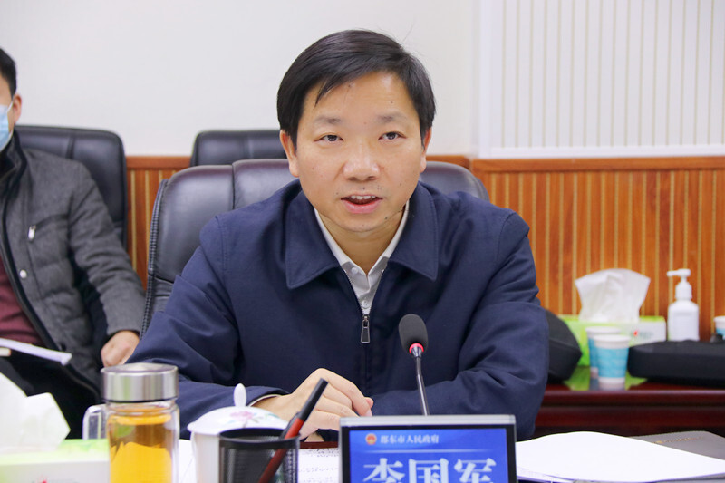 【学报告 作表率 抓落实】李国军主持召开市政府党组理论学习中心组学习（扩大）会