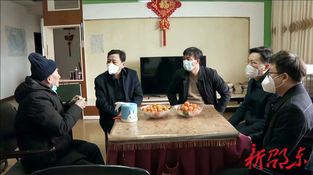 新春走基层·我们在一线 |  周玉凡看望慰问退休老干部和困难群众