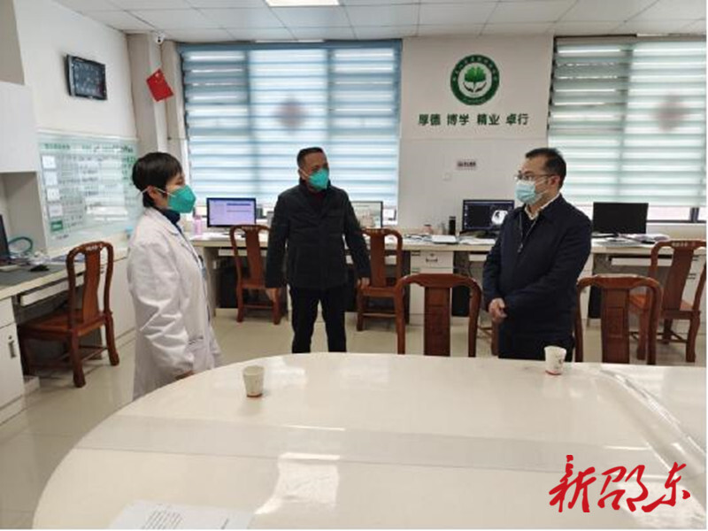 陈业华走访慰问专家人才和困难群众