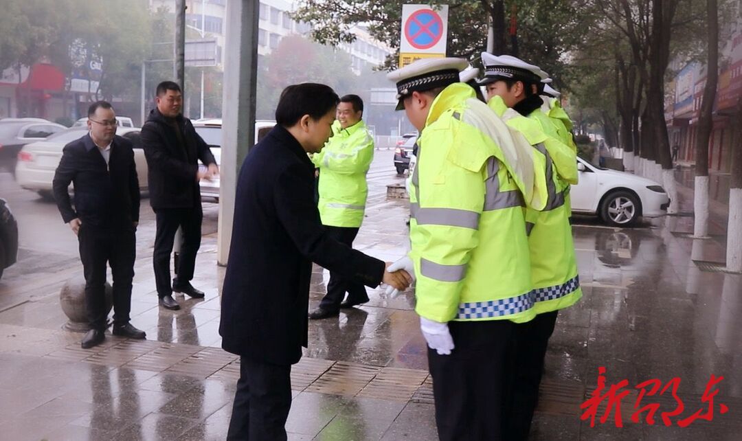 大年初一，李国军走访慰问坚守岗位的一线工作人员