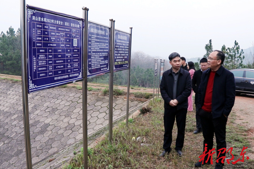 罗健康到火厂坪镇督导春季防汛、校园食品安全等工作