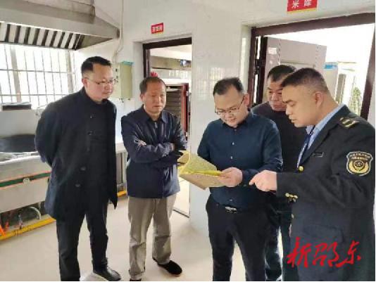 陈业华到仙槎桥镇督导校园食品安全和森林防灭火工作