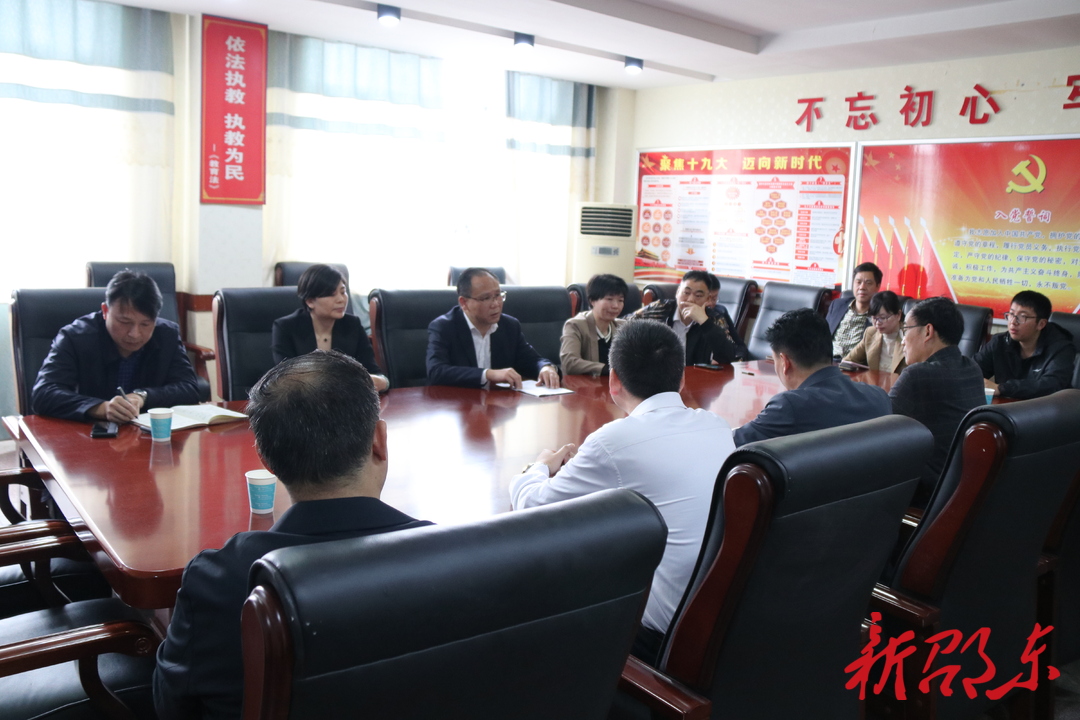 政协委员向邵东十中捐赠体育用品