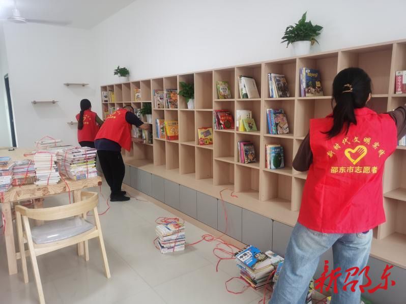 邵东市图书馆党支部开展关爱未成年人图书捐赠活动