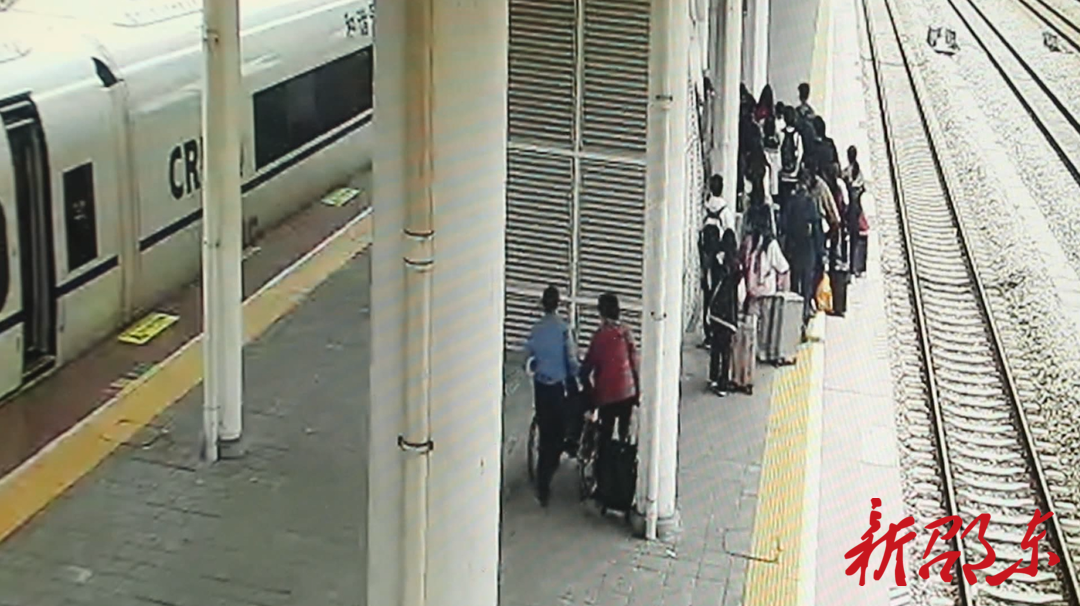 一旅客高铁上突发疾病 邵东站工作人员紧急救助