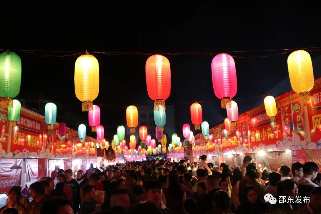 人潮如流！邵东国潮灯笼秘境集市来了