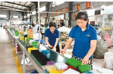 把1元钱的生意做成支柱产业（小商品 大产业①）