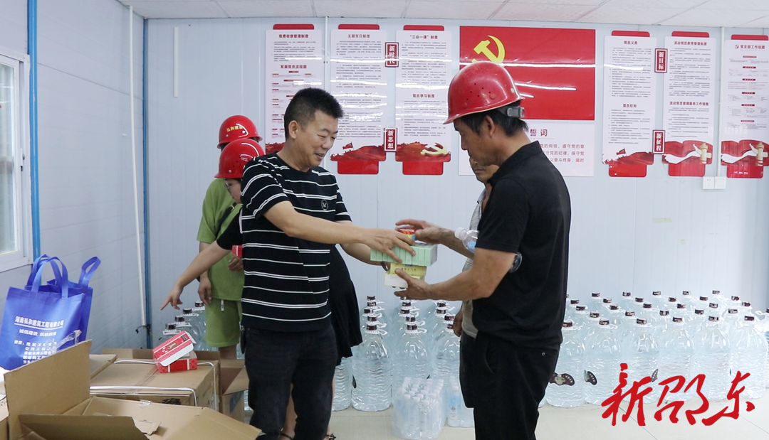 【人人讲安全 个个会应急】湖南弘和建筑公司开展“送清凉促安全”宣传慰问活动