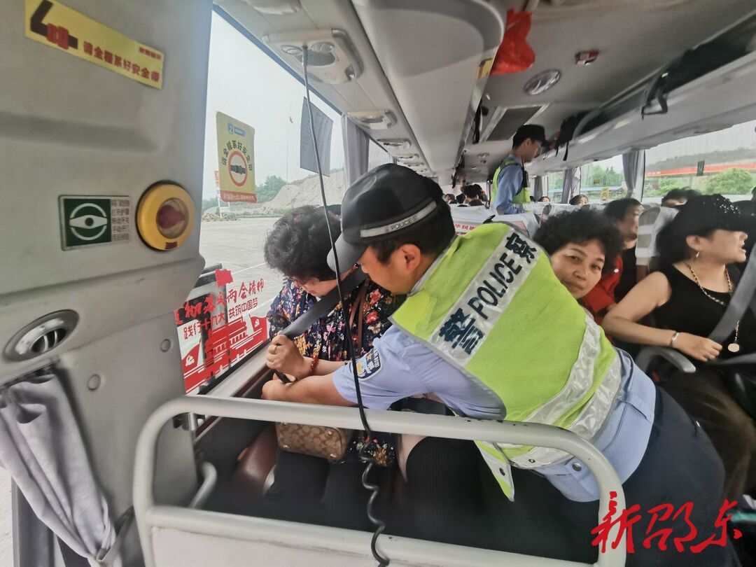 高速交警邵东大队加强暑期客运车辆安全检查管控工作