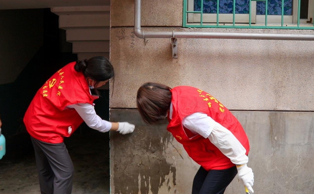 邵东市政府办携手人民医院开展“牛皮癣”清理活动