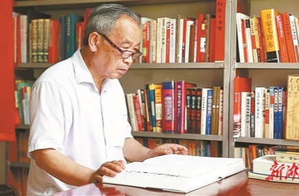 要闻头条 | 城步苗族自治县退休干部杨光勋，20年间募集5.4万余册图书，“撑”起一所乡村公益图书馆—— 惟愿书香满苗乡