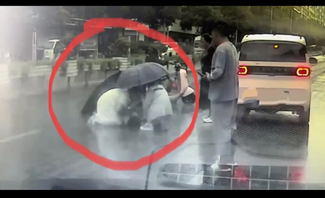 感动！邵东女护士双膝跪地雨中救人……