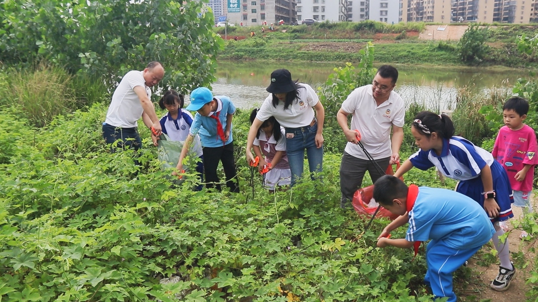 邵东市政协举行“大手拉小手、共护桐江河”环保实践活动