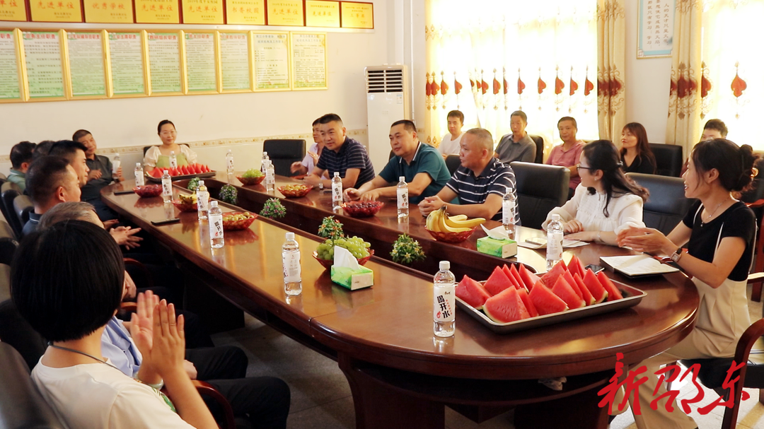 邵东热心乡贤慰问双江小学教师