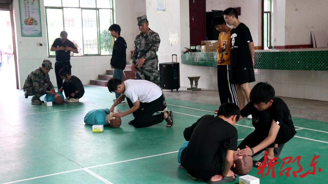 国防教育进校园 点燃学生“强国梦”